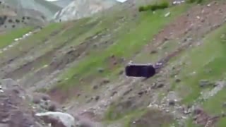 ویدئوی دوم پرتاب خودرو به دره