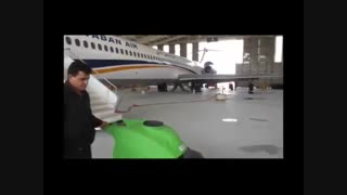 نظافت کف بسیار آلوده فرودگاه ها با پیشرفته ترین زمین شوی -اسکرابر