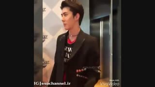 سهون گوشی رو به دختره میده البته این دفعه از نمایی نزدیک