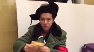 آخه چقدر لوهان اینجا مظلوم شده (مثل این بد بختا نون میخوره)