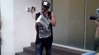 جونگهیون پشت در ساختمان SMمیمونه