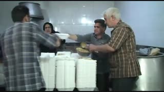 تهیه وبسته بندی گوشت قربانی درقالب بسته های غذایی وبرپایی سفره افطاری 1000نفری دربستان اباد توسط خیریه یاران مهر اوجان(رمضان 95)