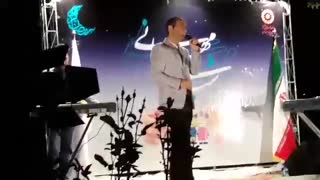 حسن ریوندی روی استیج جشنواره شب های مهربانی،شیرخوارگاه آمنه ابرسانی پوست