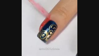 طراحی ناخن با طرح طلایی و زمینه آبی