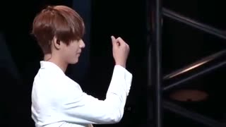 v and kooki want to kiss eachother  on stage