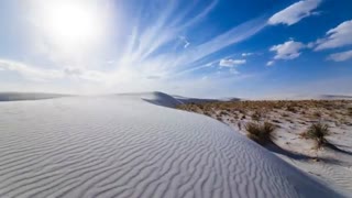 جادوی ریگ‌های روان سفید‌رنگ در ترکیب با درخشش ستارگان آسمان