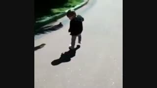 پسر بچه با نمک که از سایه خودش میترسه