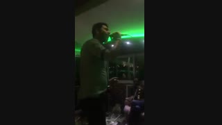 تمرین کردن رامین عزیزی برای یکی از اهنگ های خود