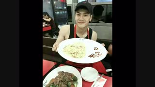 من یکی حاضرم قسم بخورم....جکی نصف عمرش با خوردن صرف شده....