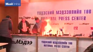 خودسوزی وزیر مسکن مغولستان جلوی دوربین پخش زنده