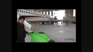 غبار روبی کف فرودگاه ها با دستگاه های پیشرفته زمین شوی-اسکرابر