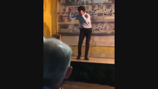 خوانندگی و رقص نوه فردین در جشن فارغ التحصیلی اش در مدرسه!!......به بابا بزرگش کشیده