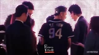 سهون داره از لوهان امضا می گیرهO_Oخخ چه طرفدار خوبیه سهون^_^