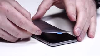 کاوری ک از موبایل در برابر چکش محافظت می کند