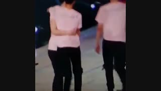 سهون از اکسو و مینهو از شاینی خیللی باهم صمیمی اند..اینجاosakaهست که چن روز پیش sm townاونجا بودن