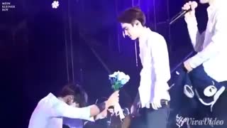 وقتی (نمیدونم اسمش کیه خخ) از دی او خواستگاری میکنه...((عاشق جوابیم ک بهش میده خخخ و حرکت اون شخص))