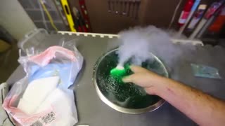 وقتی یخ خشک را در مایع ژله ای می اندازیم