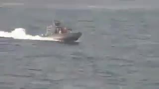 نزدیک شدن قایق‌های ایرانی به ناوشکن آمریکایی