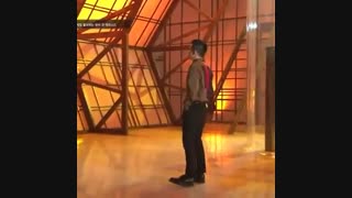 کات کیونگی در پشت صحنه ام وی... اولش چرا وسط دخترا بود-_-