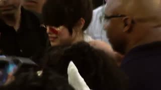 Selena Gomez Arrives in JAPAN and Fans Got CRAZY!