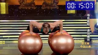 رکورد بیشترین شنا بر روی توب