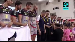 اهدای مدال و جام قهرمانی به بانک سرمایه