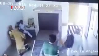 عبور خندهدار یک مرد از گیت بازرسی!