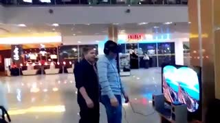 ببینیدچجوری یارو رو سرکار میزارن!خیلی باحاله