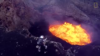 تصویر برداری از آتش فشان فعال با هلی شات