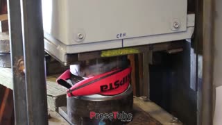 توپ های ورزش ها در زیر پرس