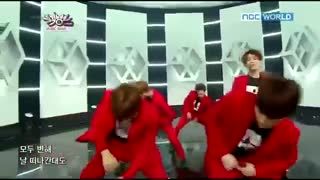 کنسرت آهنگ کال می بیبی اکسو با لباس قرمز