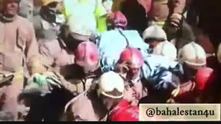 خارج کردن پیکر یکی دیگر از آتش‌نشانان از زیر آوار