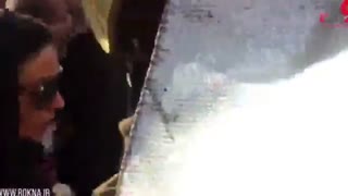 گل و شیرینی پخش کردن زیبا بروفه در میان آتش نشانان حاضر در پلاسکو!!!