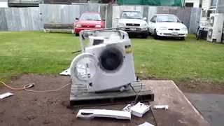 بلایی که یک تکه آهن بر سر ماشین لباسشویی میاره !