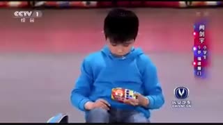 حل دو مکعب روبیک همزمان توسط بچه چینی 9 ساله