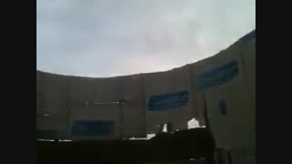 نصب دیوارهای دایره ای( تری دی پنل) یک ساختمان با سقف شیب دارو  ارتفاع بلند