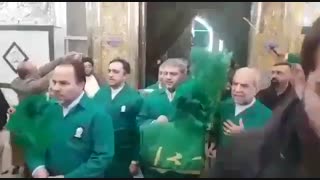 مراسم اهداء گل بر ضریح مطهر حضرت زینب کبری سلام الله علیها در سوریه توسط خادمان امام رضا(ع)