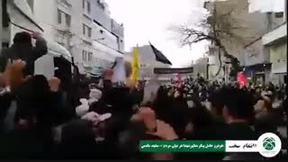 خودرو حامل پیکر شهدای مقاومت در بین مردم داغدار