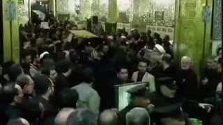 پیکر شهدا در حال انتقال برای طواف در روضه منوره