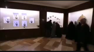 نمایی از ویترین مدال‌های جهان پهلوان تختی در موزه مرکزی آستان قدس رضوی